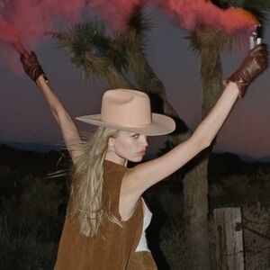 Lack of color peach Ridge